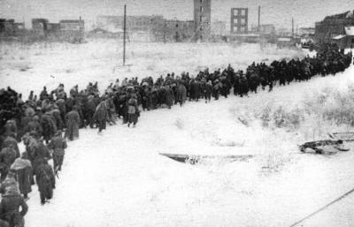 Прикрепленное изображение: колонна немецких пленных проходит через сталинград.jpg